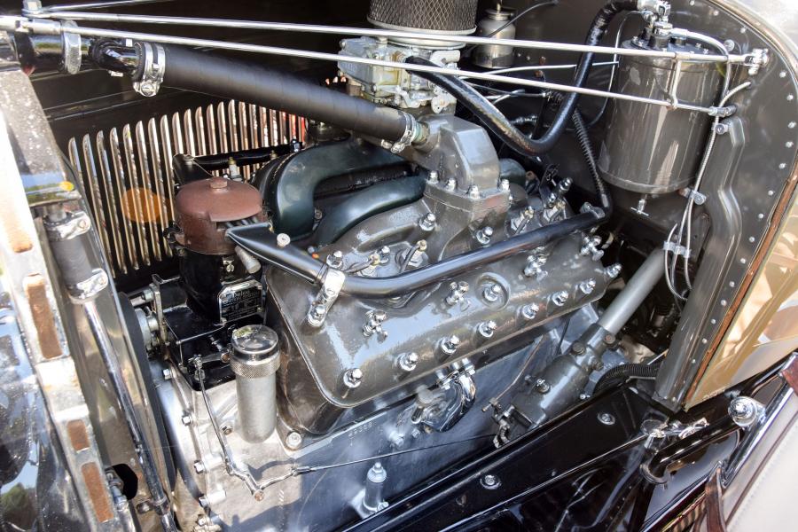 Моторный отсек Lincoln Model L Convertible Coupe 1925 года  (фото 3 из 13)